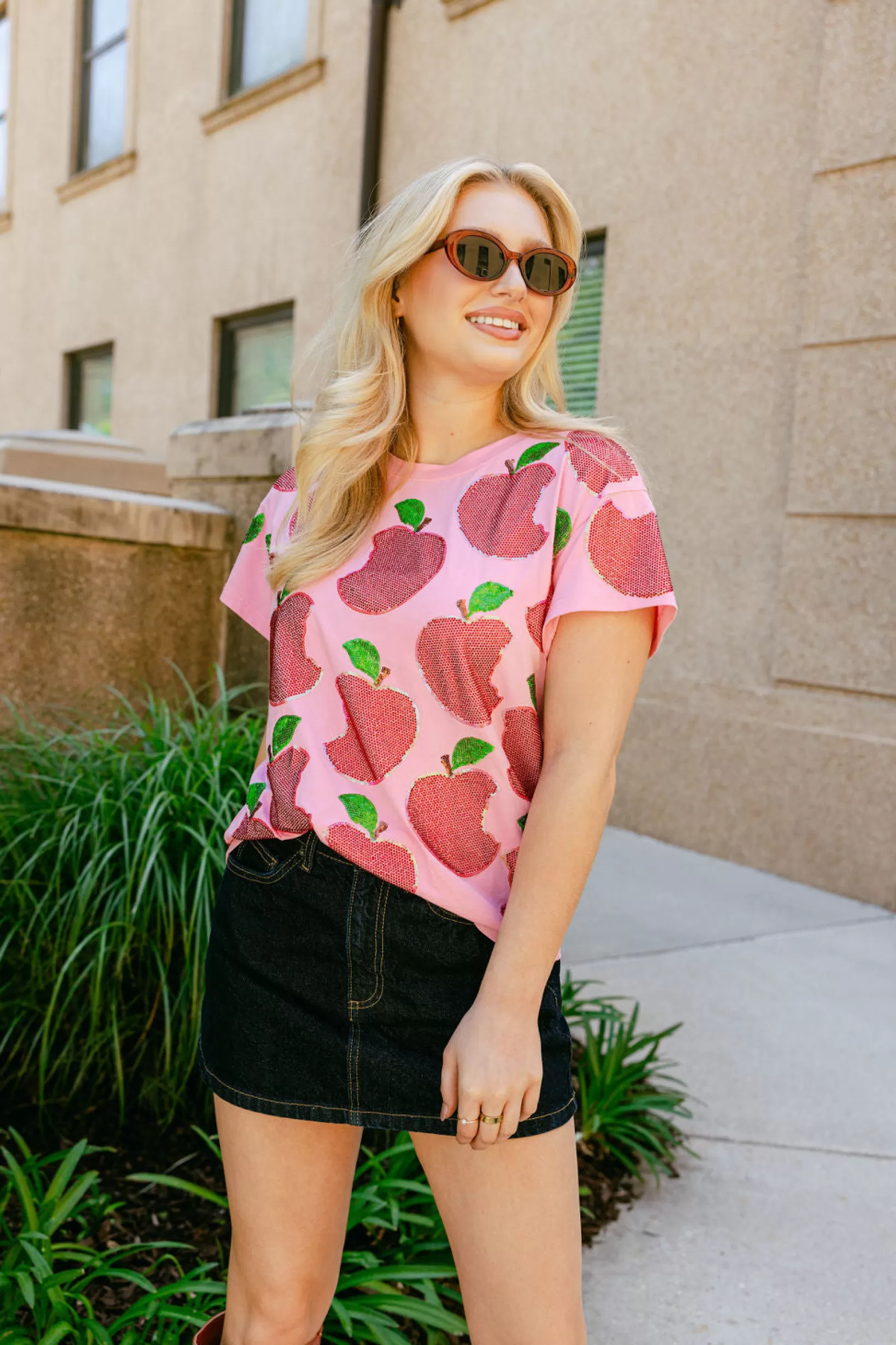 Outlet Queen of Sparkles Scattered Apple Tee Pink