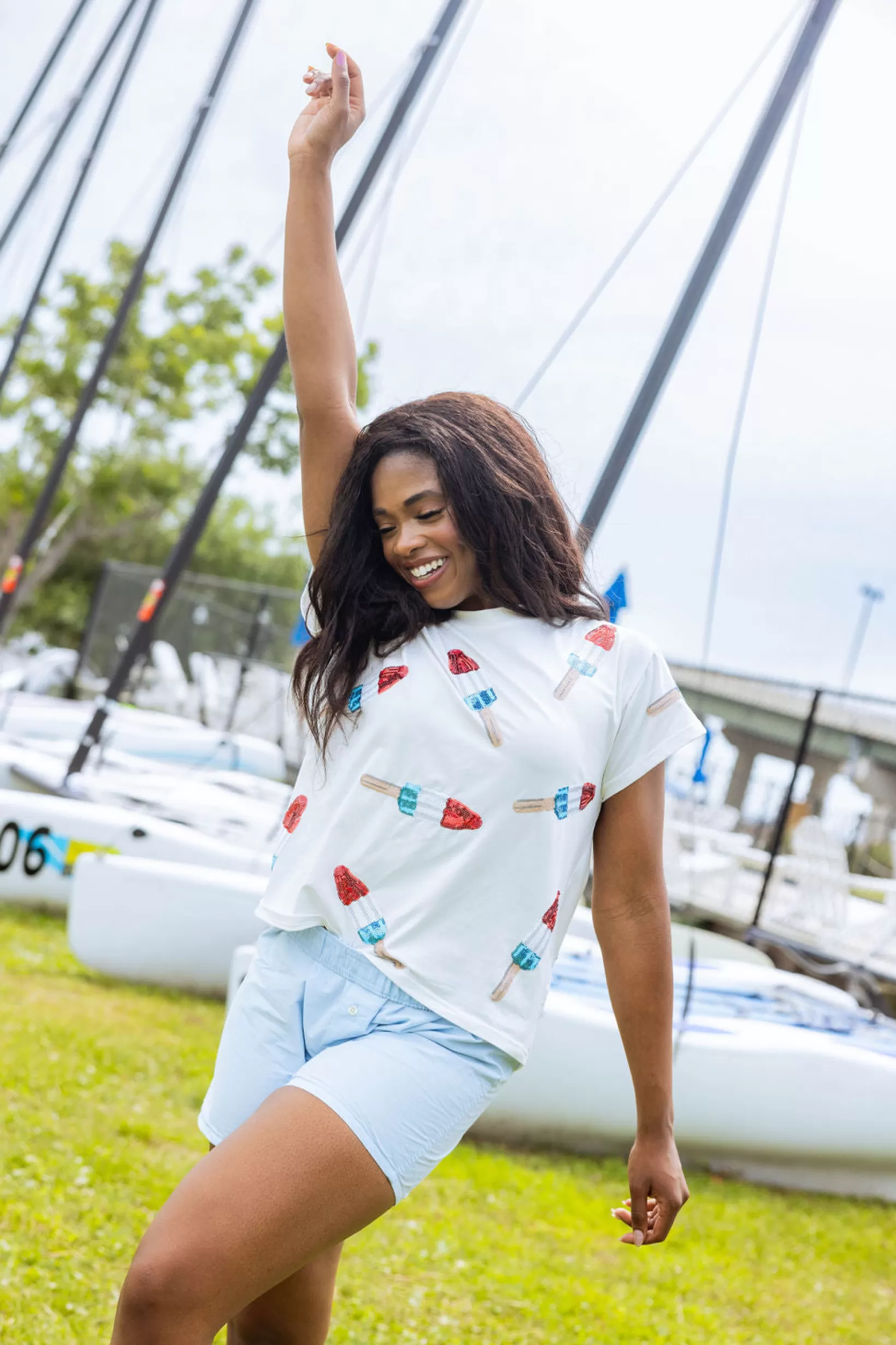 Discount Queen of Sparkles Scattered Bomb Pop Tee White